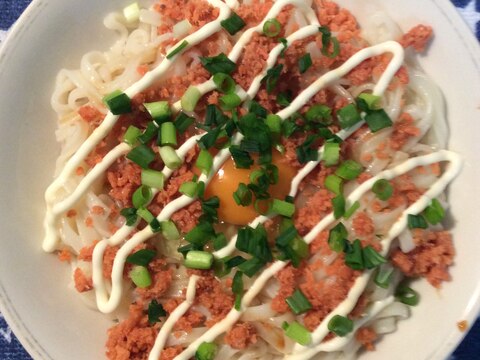 鮭フレークで簡単♪鮭マヨ釜玉うどん